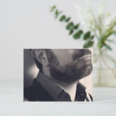 Carte Postale Homme beau avec barbe et bouche (Debout devant)