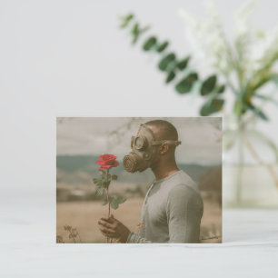 Carte Postale Homme dans un masque à gaz avec une rose rouge apo