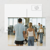 Carte Postale Homme et femme levant des poids de main devant un (Devant / Derrière)