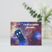 Carte Postale Homme fol avec une boîte voyageant par l'espace (Debout devant)