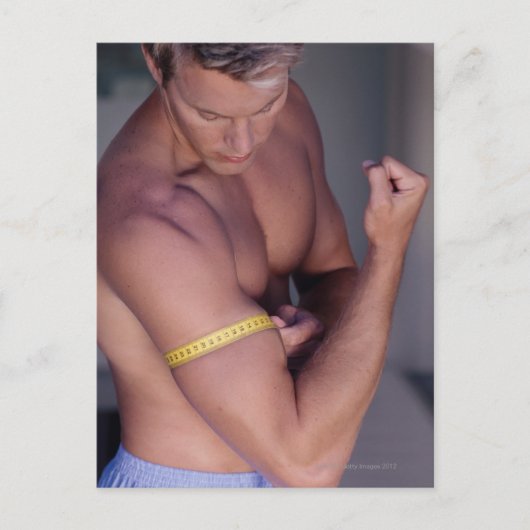 Carte Postale Homme mesurant biceps (Devant)