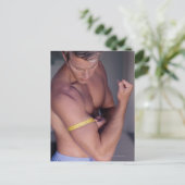 Carte Postale Homme mesurant biceps (Debout devant)