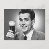 Homme tenant un verre de bière dans le studio B&W