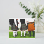 Carte Postale Hommes dans des jupes (Debout devant)