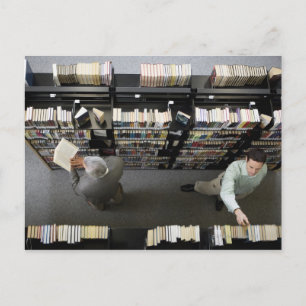 Carte Postale Hommes dans la bibliothèque recherchant des livres