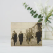 Carte Postale Hommes de ville (Debout devant)