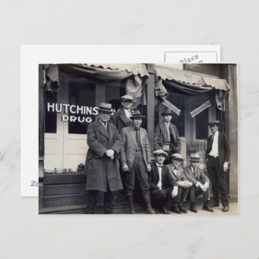 Carte Postale Hommes devant Hutchings-Davis Drug Store (Devant / Derrière)