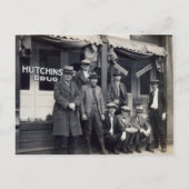 Carte Postale Hommes devant Hutchings-Davis Drug Store (Devant)