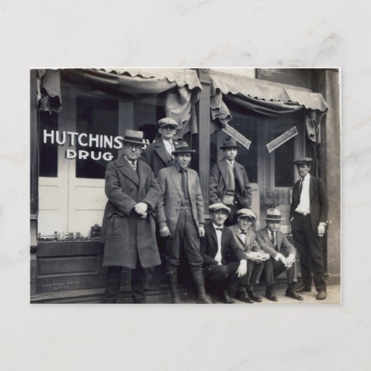 Carte Postale Hommes devant Hutchings-Davis Drug Store (Devant)