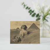 Carte Postale Hommes et chameaux sur la patte du sphinx, (Debout devant)
