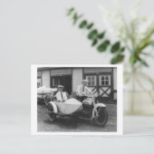 Carte Postale Hommes sur la moto Harley Davidson avec Sidecar (Debout devant)