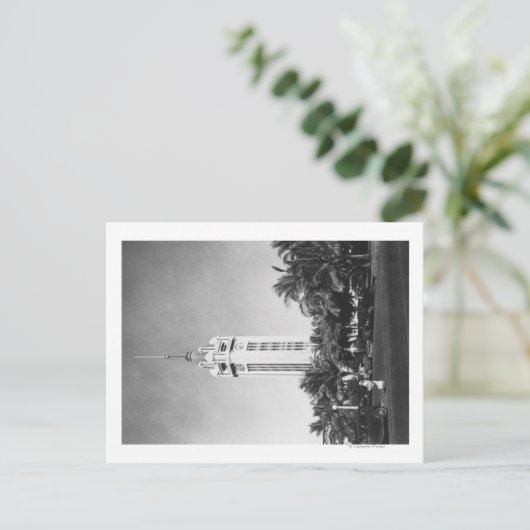 Carte Postale Honolulu, Hawaii - La tour Aloha Photographie (Debout devant)