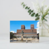 Carte Postale Hôtel de ville d'Oslo, statue, fontaine (Debout devant)