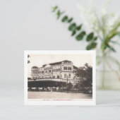 Carte Postale Hôtel Raffles, Singapour 1918 Vintage (Debout devant)