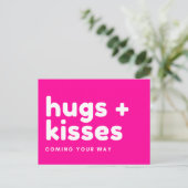 Carte Postale "hugs + kisses coming your way" (Debout devant)