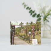 Carte Postale Huttes traditionnelles, île de Lifou, (Debout devant)