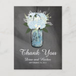 Carte Postale Hydrangea Blue Mason Jar Chalkboard | MERCI<br><div class="desc">Vue du portrait de Hydrangea Mason Jar Chalkboard | Carte postale Merci Mariage : Parfait pour un mariage de style champêtre ou peut-être que vous aimez juste Mason Jars! Vieux pot Mason Bleu vintage avec marguerites blanches et fleurs d'Hydrangée. Un arrière - plan de tableau noir est placé sur l'avant...</div>