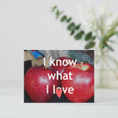 Carte Postale "I Know What I Love" - Design à thème Apple (Debout devant)
