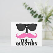 Carte Postale I Mustache You A Question Rose avec lunettes de so (Debout devant)
