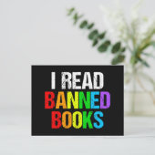 Carte Postale I Read Banned Books Rainbow (Debout devant)