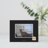 Carte Postale Il est plus tard que mon dîner (Debout devant)