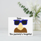 Carte postale Incognito Mustache & Lunettes (Debout devant)