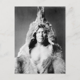 Carte Postale Indien portant la peau de son ours, 1908