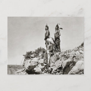 Carte Postale Indiens Crow sur une falaise, 1905