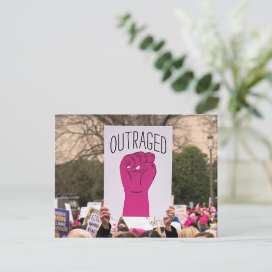 Carte postale indignée (Debout devant)