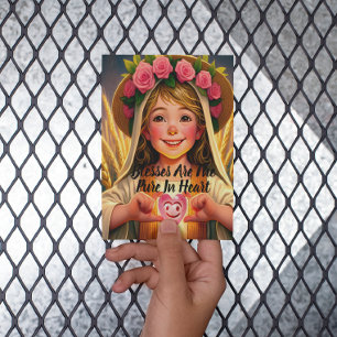 Carte Postale Innocence Capturée : Petite Fille Tenant Tendremen