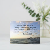 CARTE POSTALE INSPIRING ROMANS 8:28 DESIGN (Debout devant)