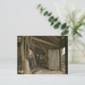 Carte Postale Intérieur de la grange avec le beurre d'odeur dome (Debout devant)