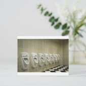 Carte Postale intérieur de salle de toilettes avec rangée d'urin (Debout devant)