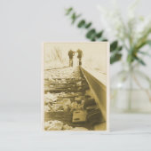 Carte postale Into the Future Together (Debout devant)