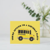 Carte Postale Invitation d'anniversaire pour un bus scolaire jau (Debout devant)