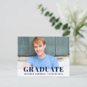 Carte Postale Invitation de la fête de graduation moderne Bold B (Debout devant)