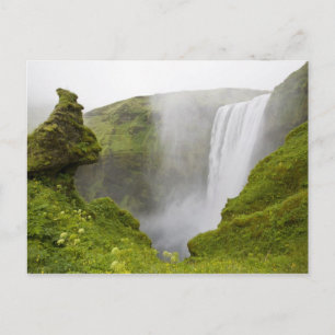 Carte Postale Islande. La cascade de Skogarfoss plonge sur une