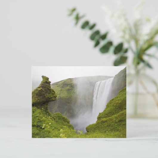Carte Postale Islande. La cascade Skogarfoss plonge au-dessus d' (Debout devant)