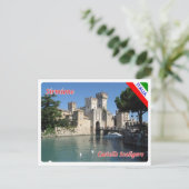 Carte Postale Italie - Lac de Garde - Sirmione - Château de Scal (Debout devant)