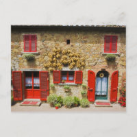 Italie, Lucignano, volets rouges et récolte