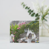 Carte Postale Italie, Pouilles, Alberobello, Terra dei Trulli, (Debout devant)