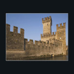 Carte Postale Italie, province de Brescia, Sirmione. Castello<br><div class="desc">DROIT D'AUTEUR Walter Bibikow / DanitaDelimont.com | EU16 WBI2147.jpg | Italie, province de Brescia, Sirmione. Château de Castello Scaligero, aube.</div>