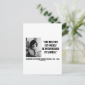 Carte Postale Jacqueline Kennedy Ne Doit Pas Être Écrasée Par La (Debout devant)