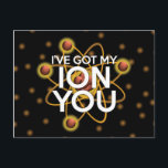 Carte Postale J'AI MON ION VOUS MÊME Science Joke<br><div class="desc">Un cadeau cool,  tendance et amusant inspiré de la science pour tous les scientifiques,  les professeurs de sciences,  les étudiants en sciences,  bref,  n'importe quel geek scientifique dans votre vie (et qui vous inclut)! Conçu par Science Geekness© à l'adresse http://www.zazzle.com/sciencegeekness*</div>