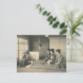 Carte Postale Japonaises assises à même le sol (Debout devant)