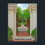 Carte Postale Jardin rose & Fontaine Peacock Parc d'hiver Florid<br><div class="desc">Cette carte postale présente l'impressionnante entrée sud à colonnes de l'ancien monde de Central Park, au coeur du jardin Rose et de la fontaine Peacock, dans le magnifique centre-ville de Winter Park, en Floride. Le parc de 5 hectares, situé sur Park Avenue, est le fleuron de tous les parcs du...</div>