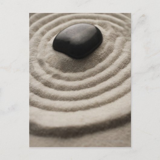 Carte Postale jardin zen avec détail de galets sur sable râpé (Devant)