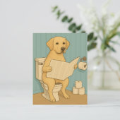 Carte Postale Jaune Labrador Lecture journal sur Toilet (Debout devant)
