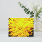 Carte postale jaune vif (Debout devant)