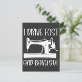 Carte Postale Je conduis vite et pieds nus drôle (Debout devant)